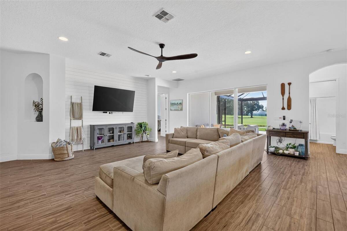 30308 Island Club Drive, Tavares, FL 32778