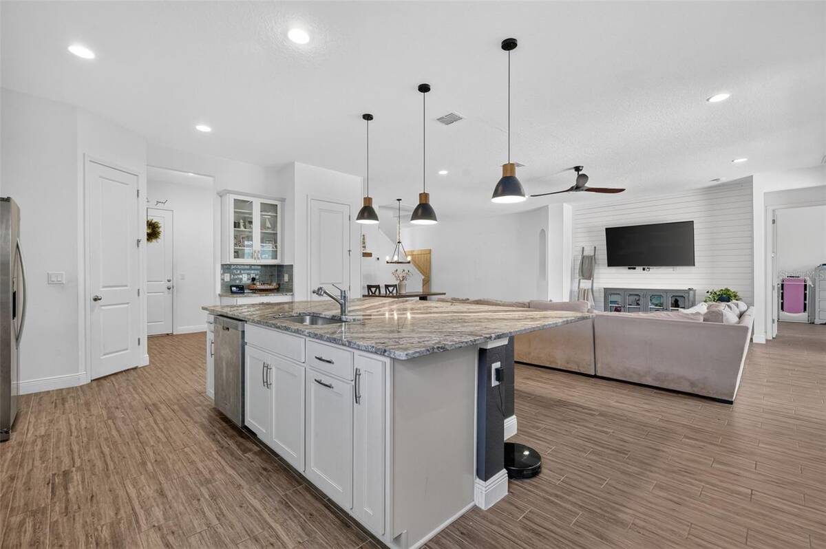 30308 Island Club Drive, Tavares, FL 32778