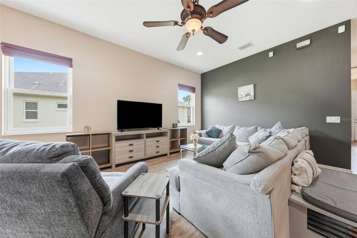 5011 Belted Kingfisher Drive, Oxford, FL 34484