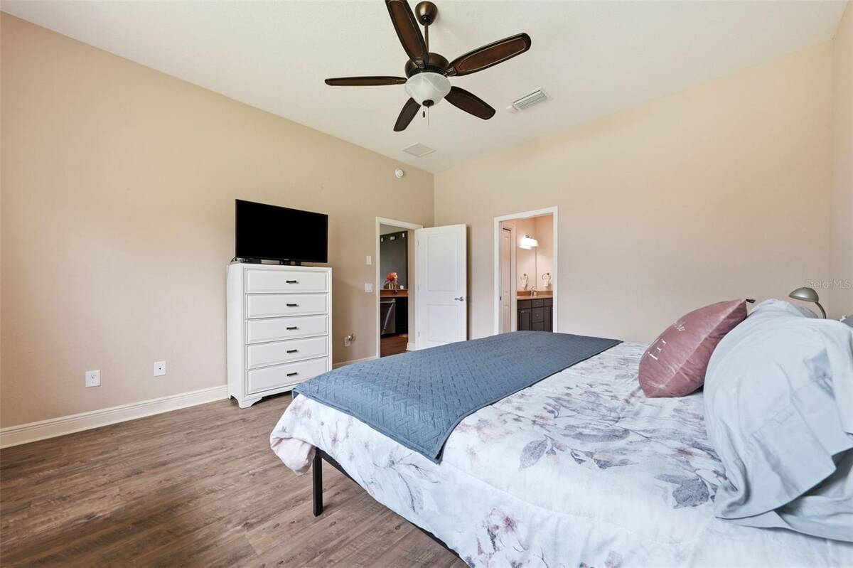 5011 Belted Kingfisher Drive, Oxford, FL 34484
