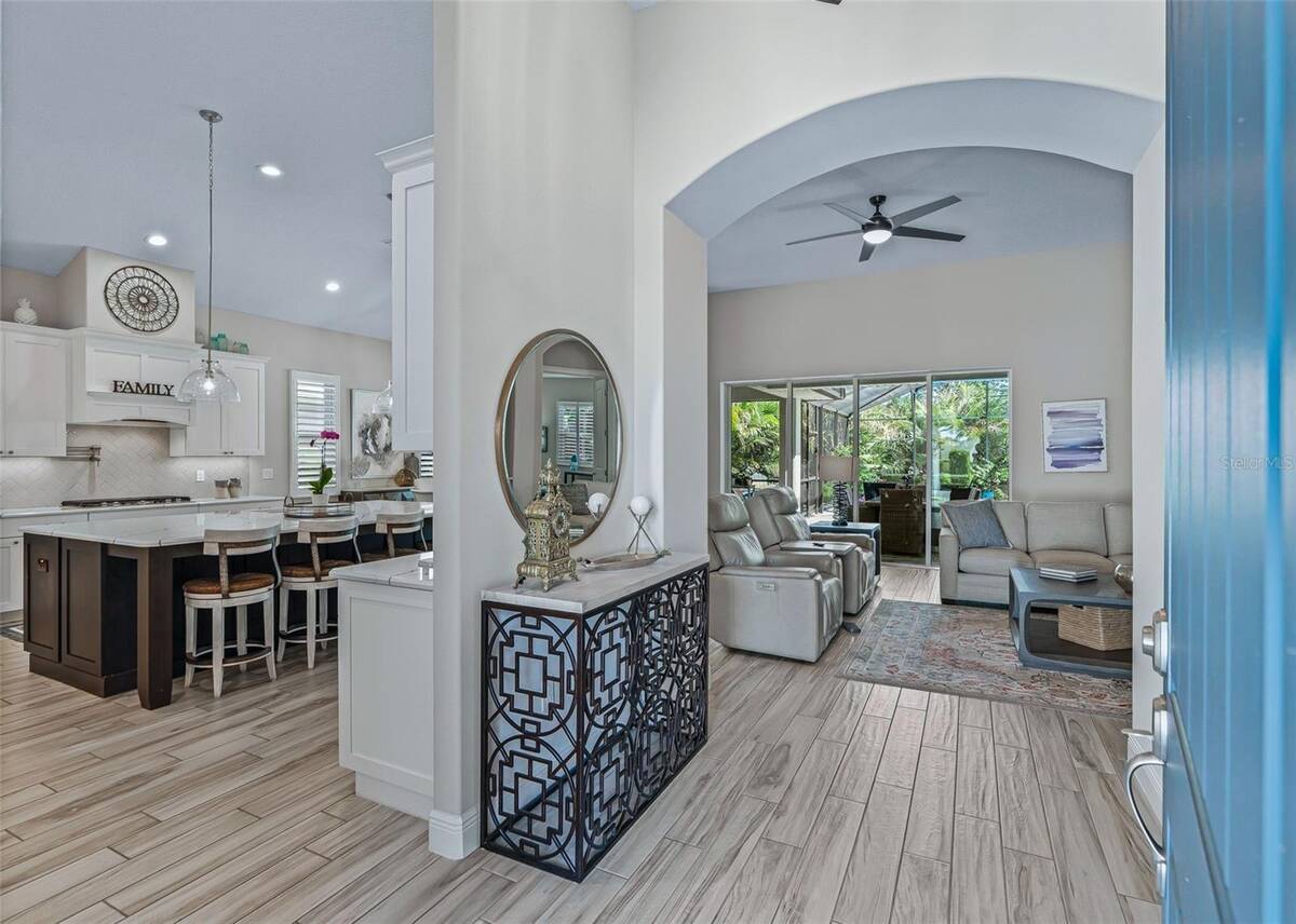 6043 Apex Way, Lady Lake, FL 32159