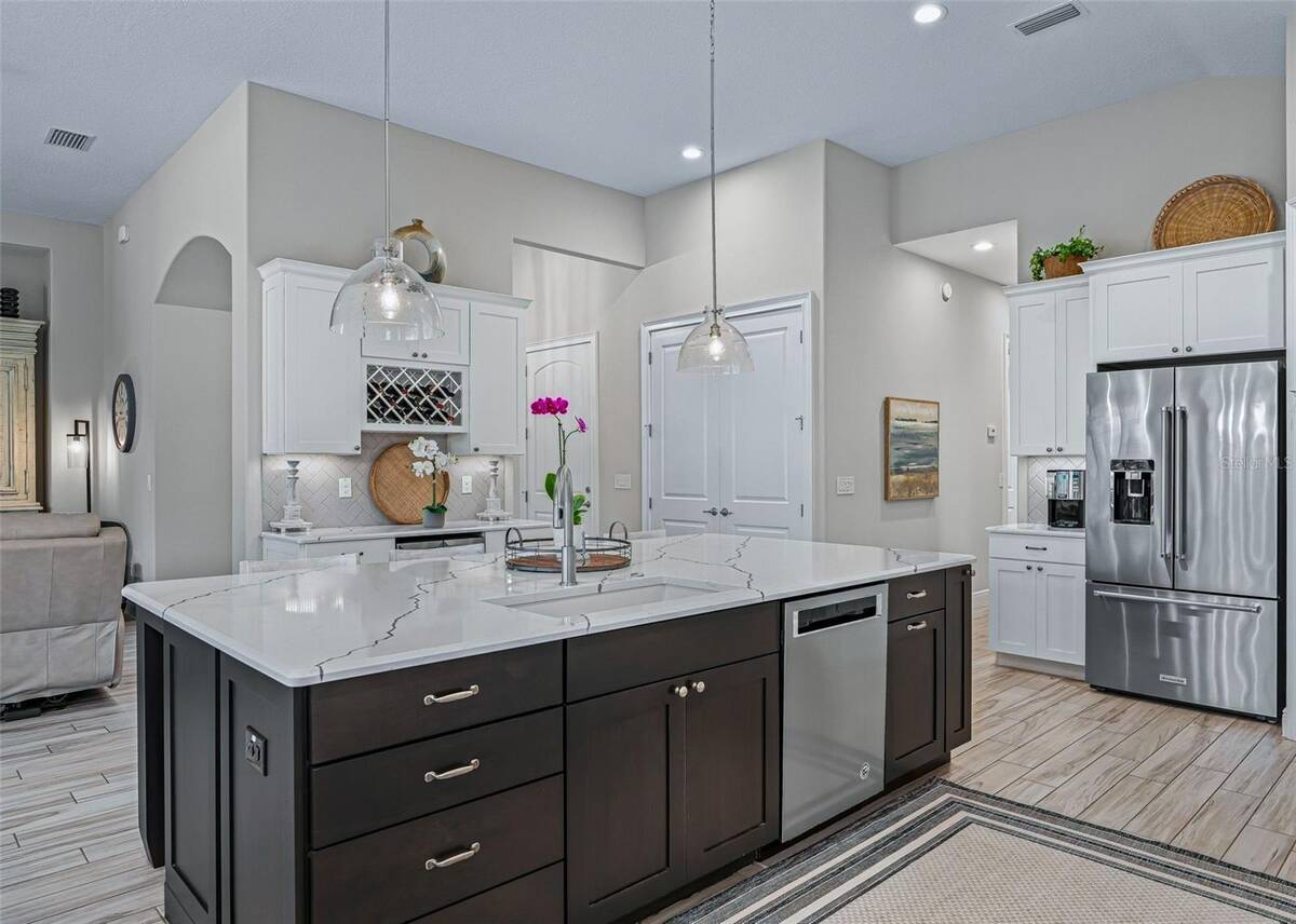 6043 Apex Way, Lady Lake, FL 32159