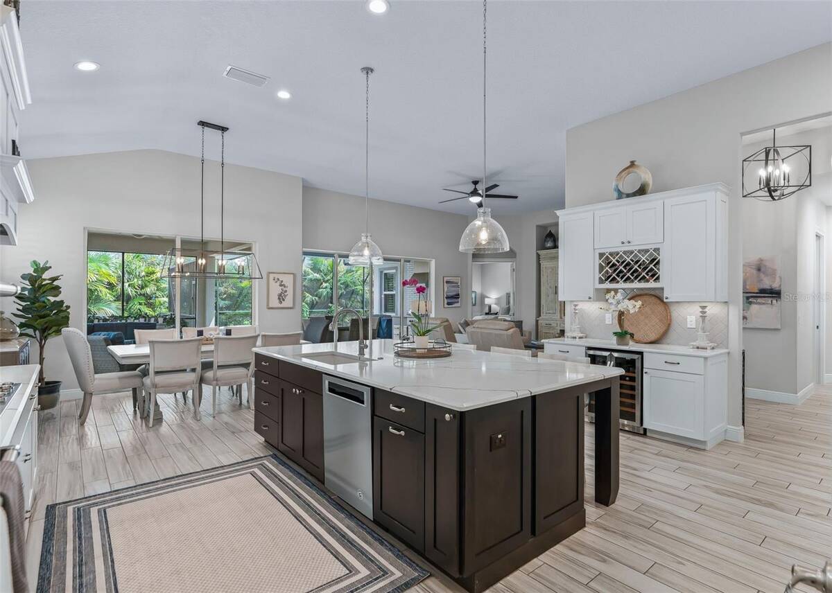 6043 Apex Way, Lady Lake, FL 32159