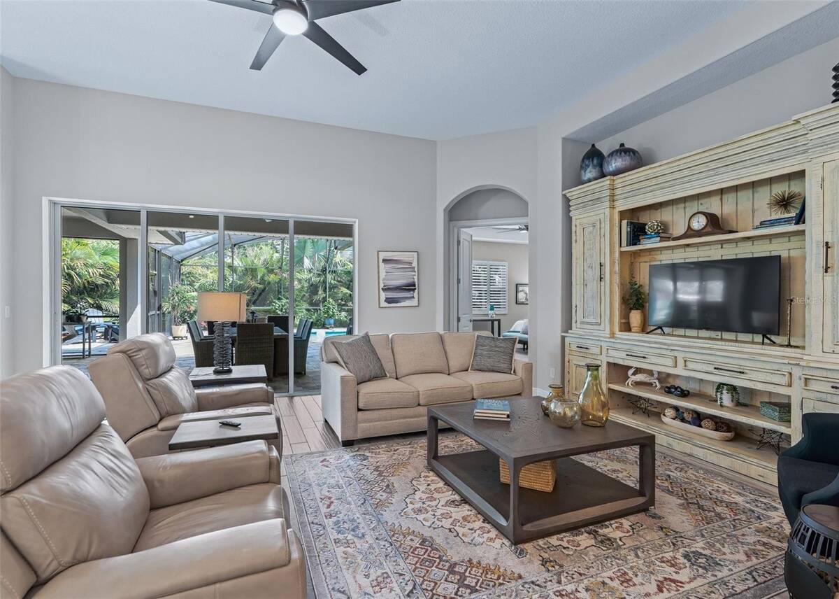 6043 Apex Way, Lady Lake, FL 32159