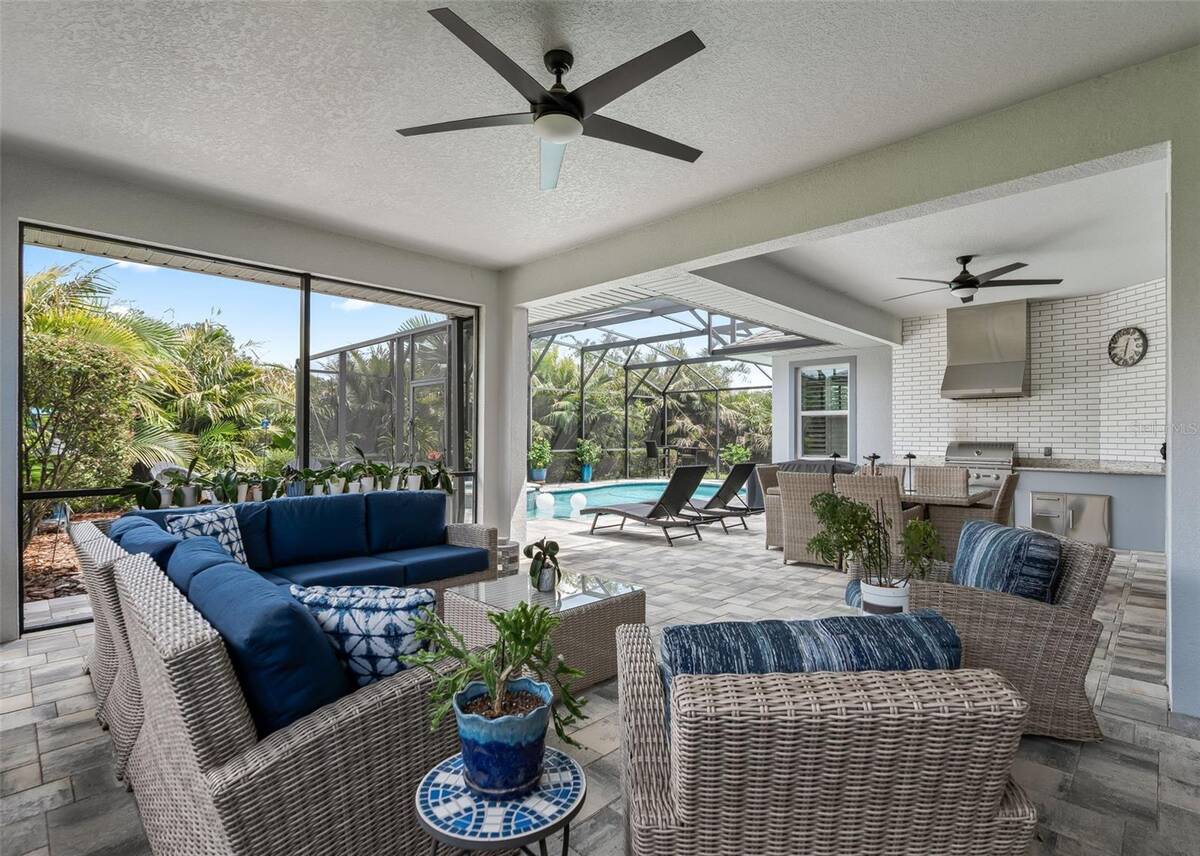 6043 Apex Way, Lady Lake, FL 32159