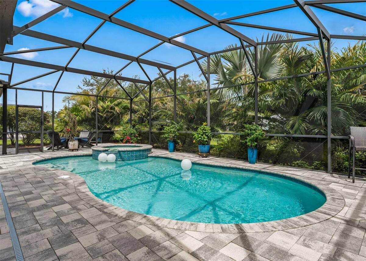 6043 Apex Way, Lady Lake, FL 32159