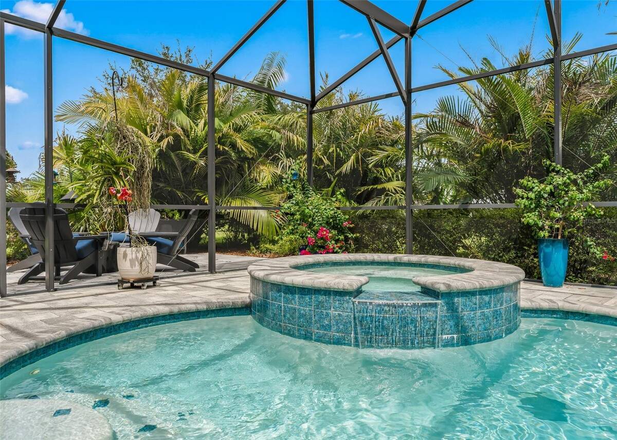 6043 Apex Way, Lady Lake, FL 32159