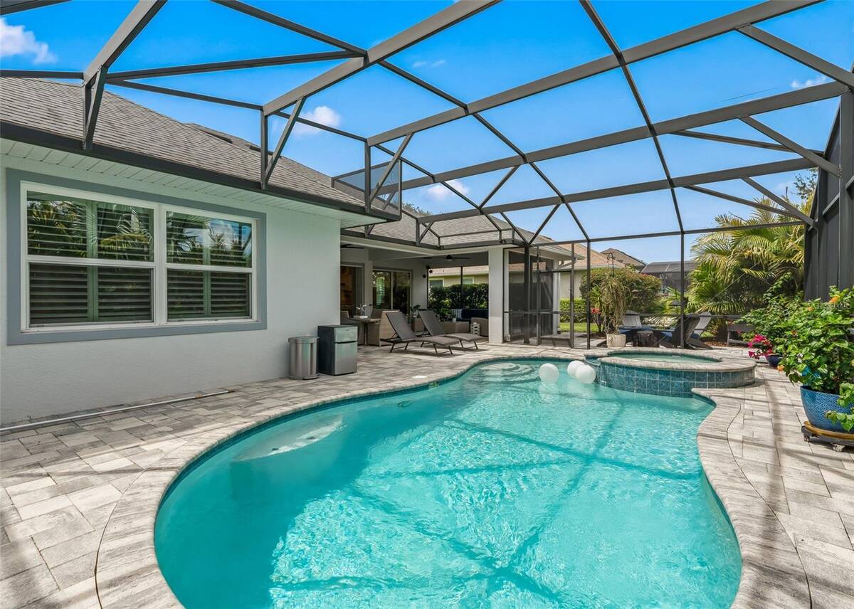 6043 Apex Way, Lady Lake, FL 32159