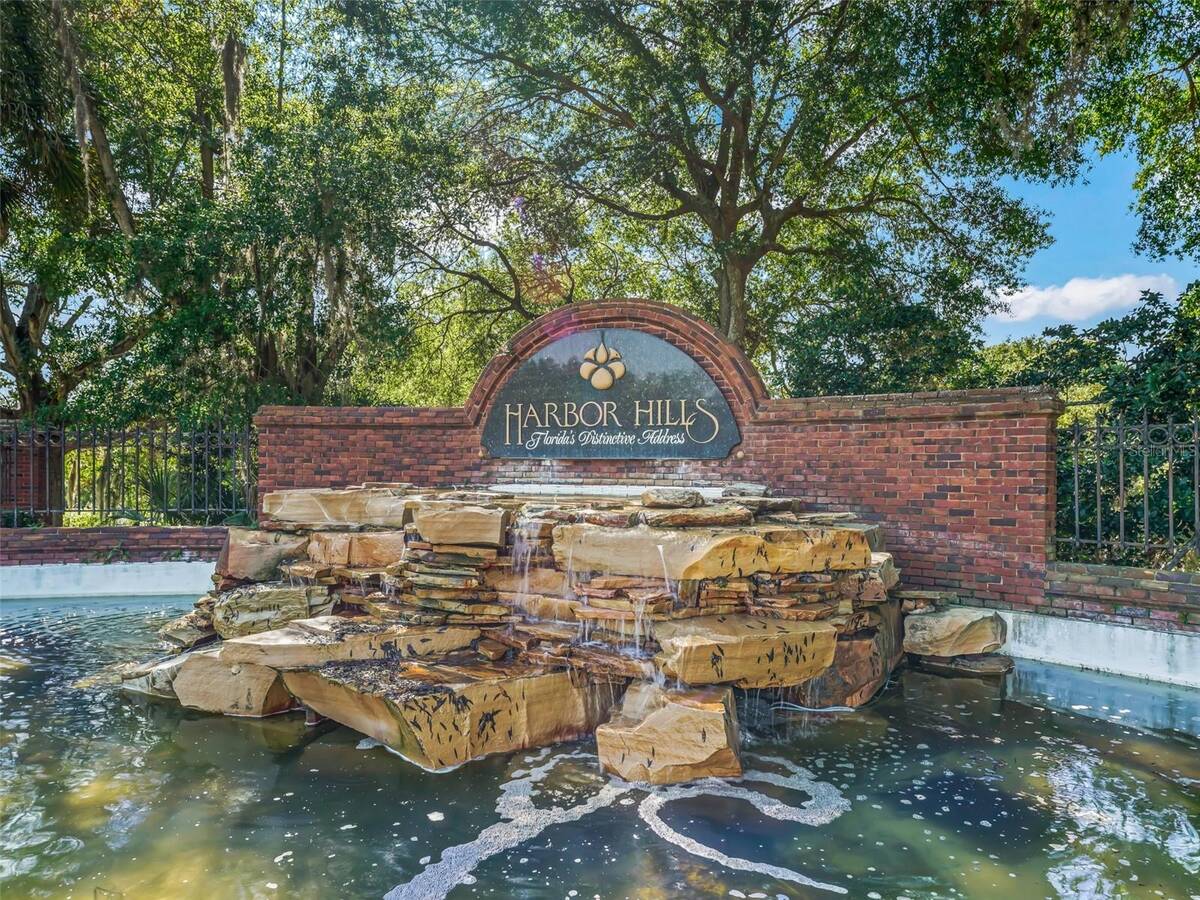 6043 Apex Way, Lady Lake, FL 32159