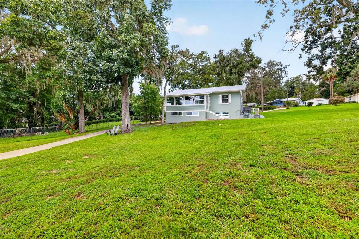 13462 Se 108th Court Road, Ocklawaha, FL 32179