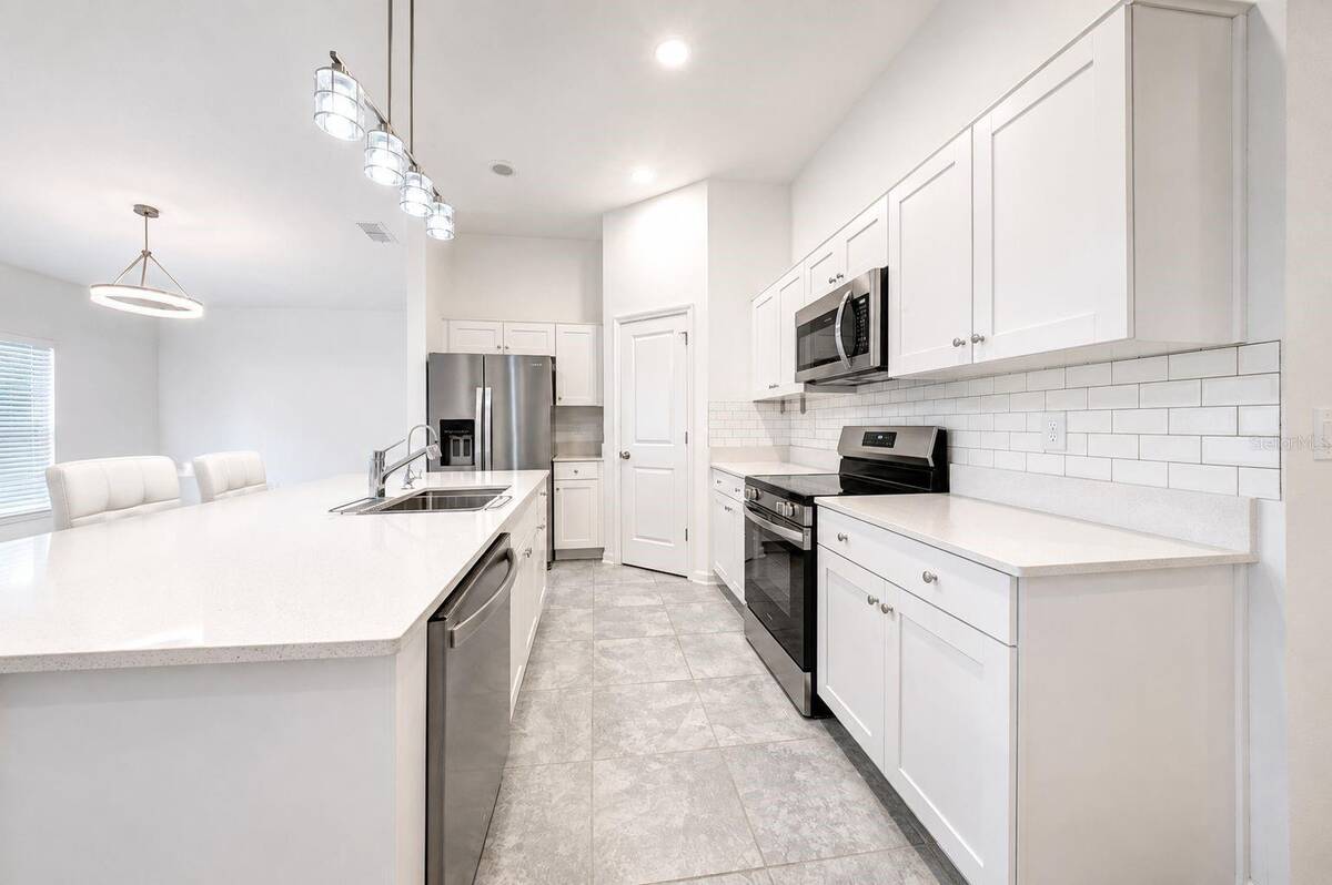 688 Sand Pine Ln, Haines City, FL 33844