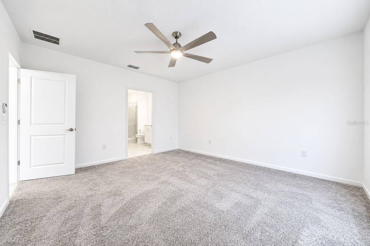 688 Sand Pine Ln, Haines City, FL 33844