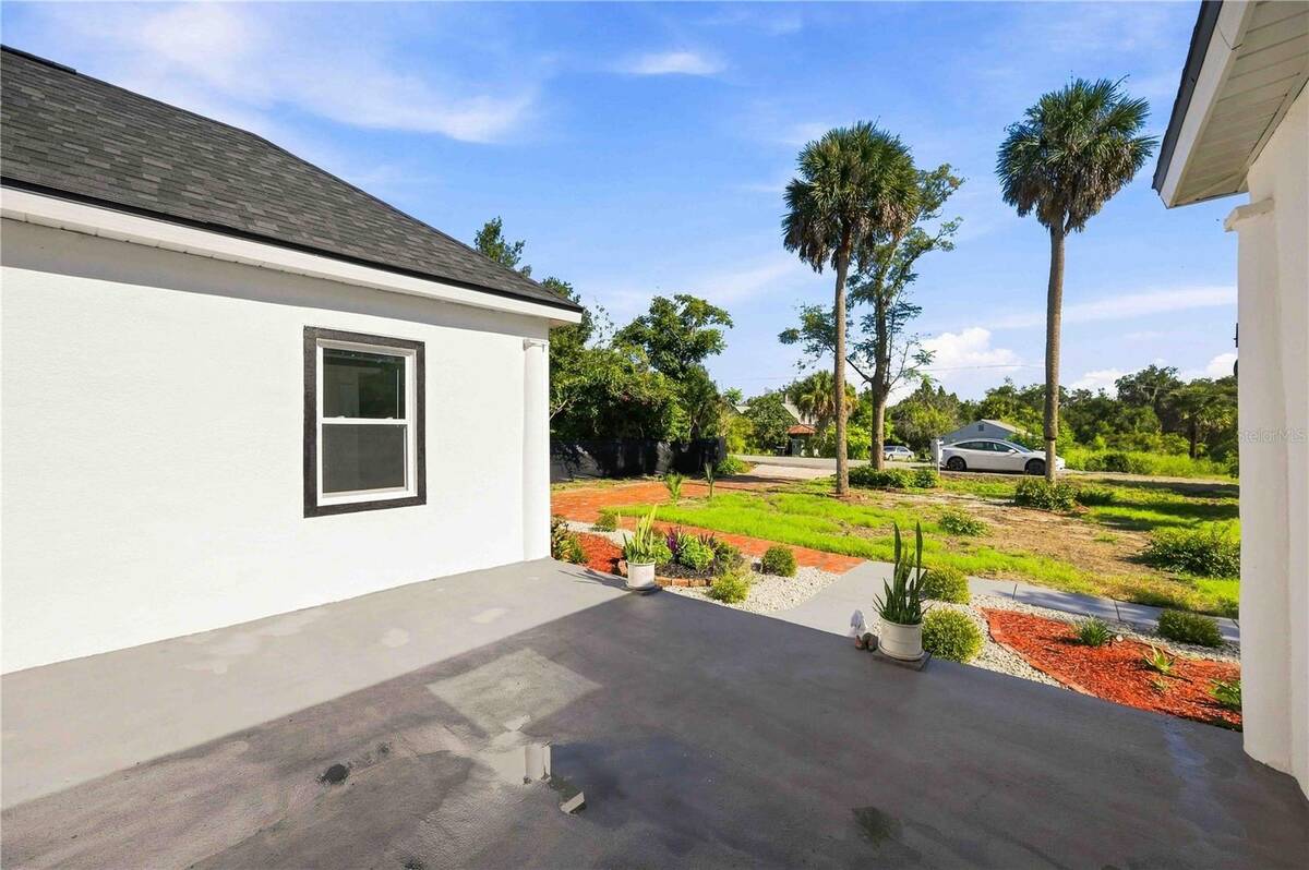 401 Old School House Road E, Loughman, FL 33858