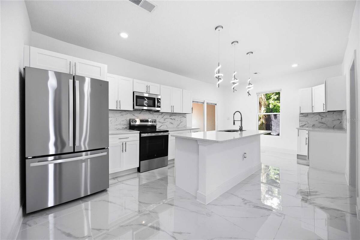 401 Old School House Road E, Loughman, FL 33858