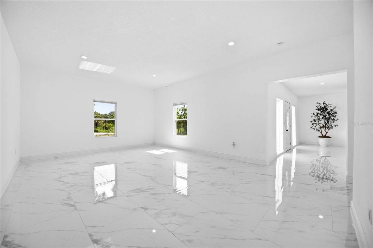 401 Old School House Road E, Loughman, FL 33858