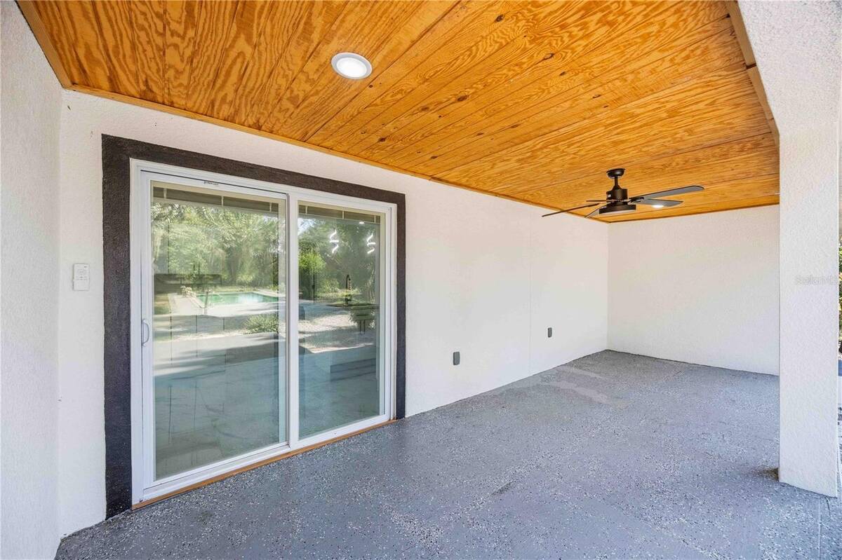 401 Old School House Road E, Loughman, FL 33858