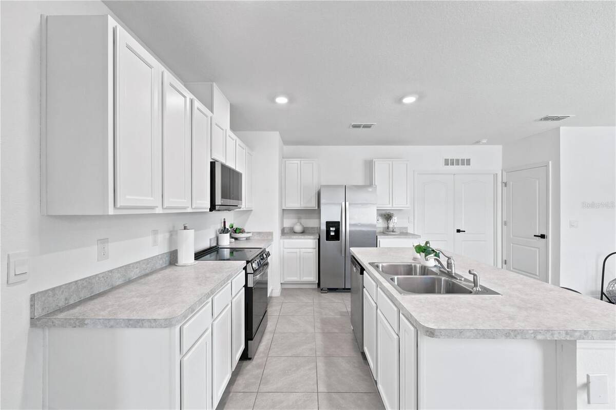 2733 Reddish Egret Bend, Harmony, FL 34773