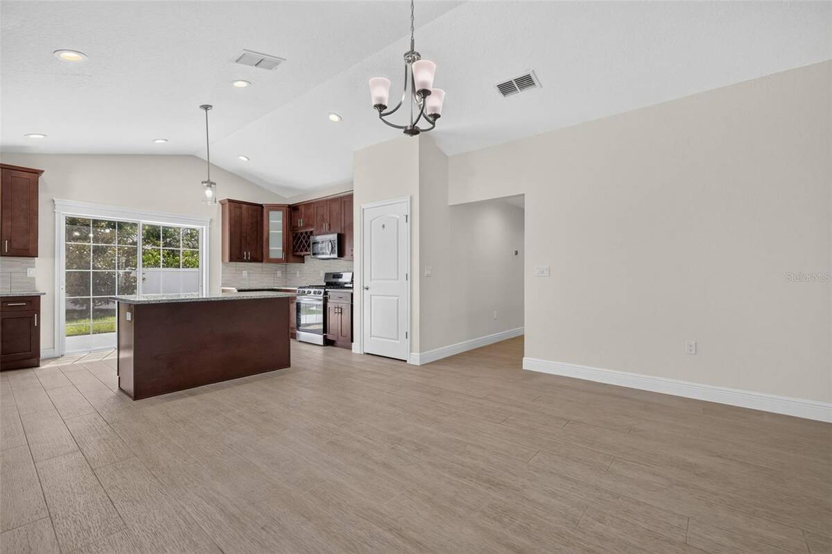 12591 Ne 49th Drive, Oxford, FL 34484