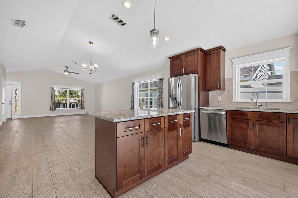 12591 Ne 49th Drive, Oxford, FL 34484