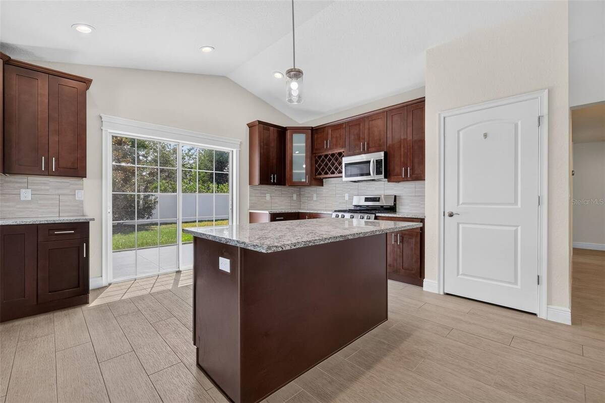 12591 Ne 49th Drive, Oxford, FL 34484