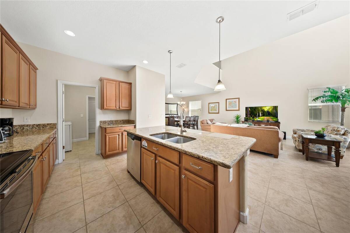 8960 Bismarck Palm Rd, Kissimmee, FL 34747