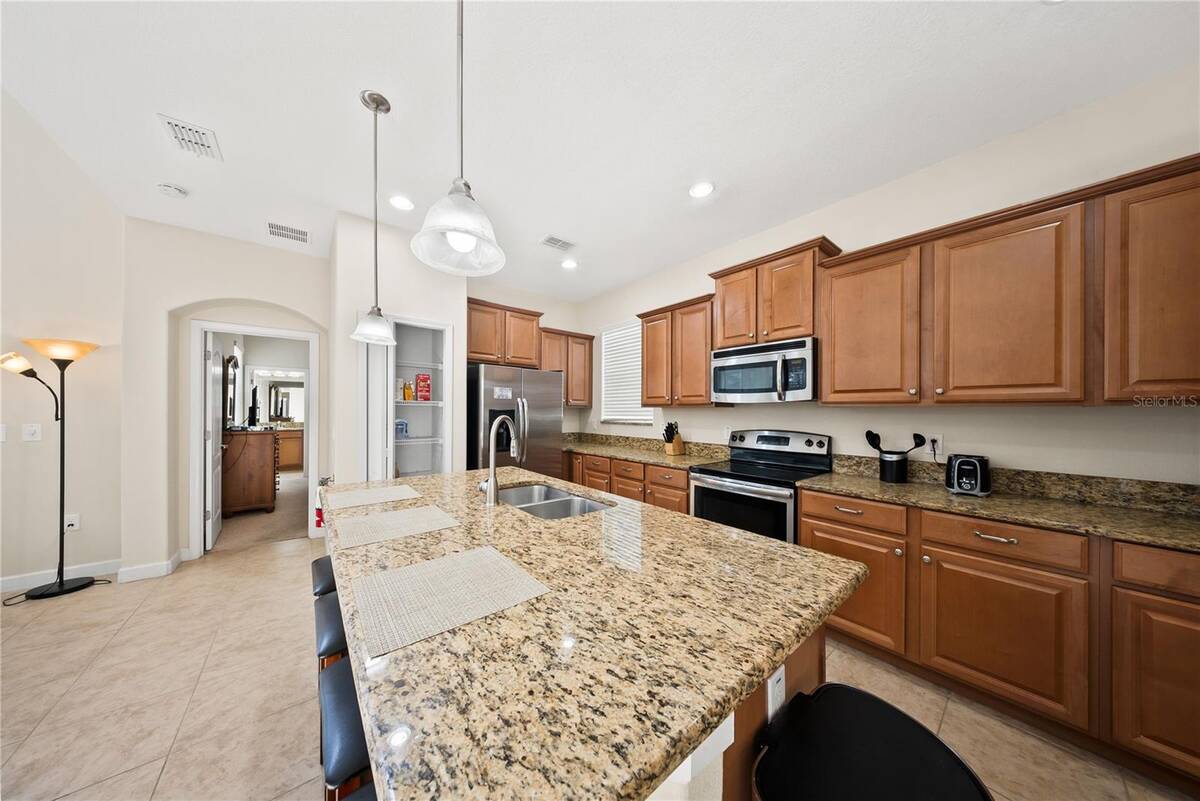 8960 Bismarck Palm Rd, Kissimmee, FL 34747