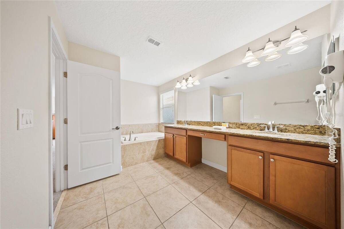 8960 Bismarck Palm Rd, Kissimmee, FL 34747