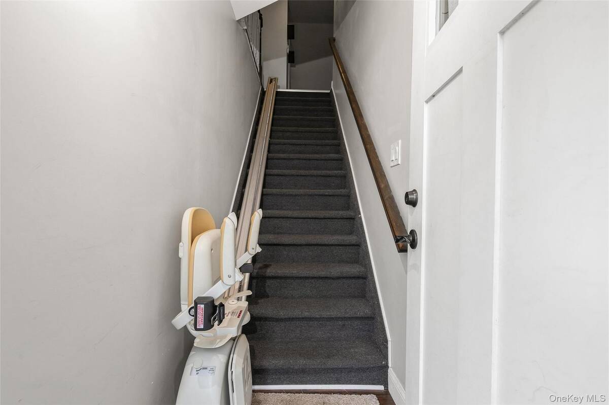 39 Bay Shore Avenue, Bay Shore, NY, 11706