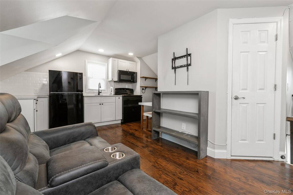 39 Bay Shore Avenue, Bay Shore, NY, 11706