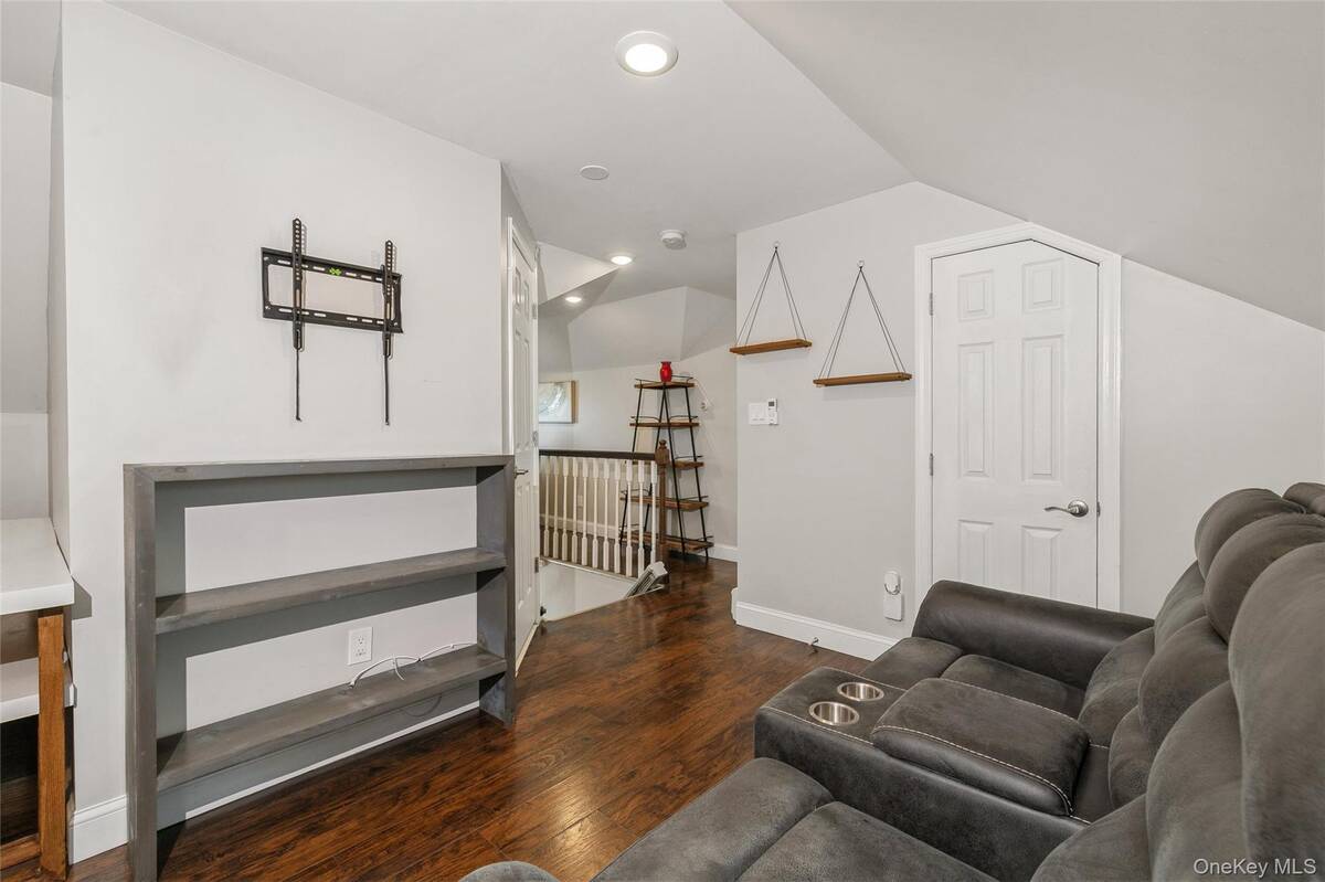 39 Bay Shore Avenue, Bay Shore, NY, 11706