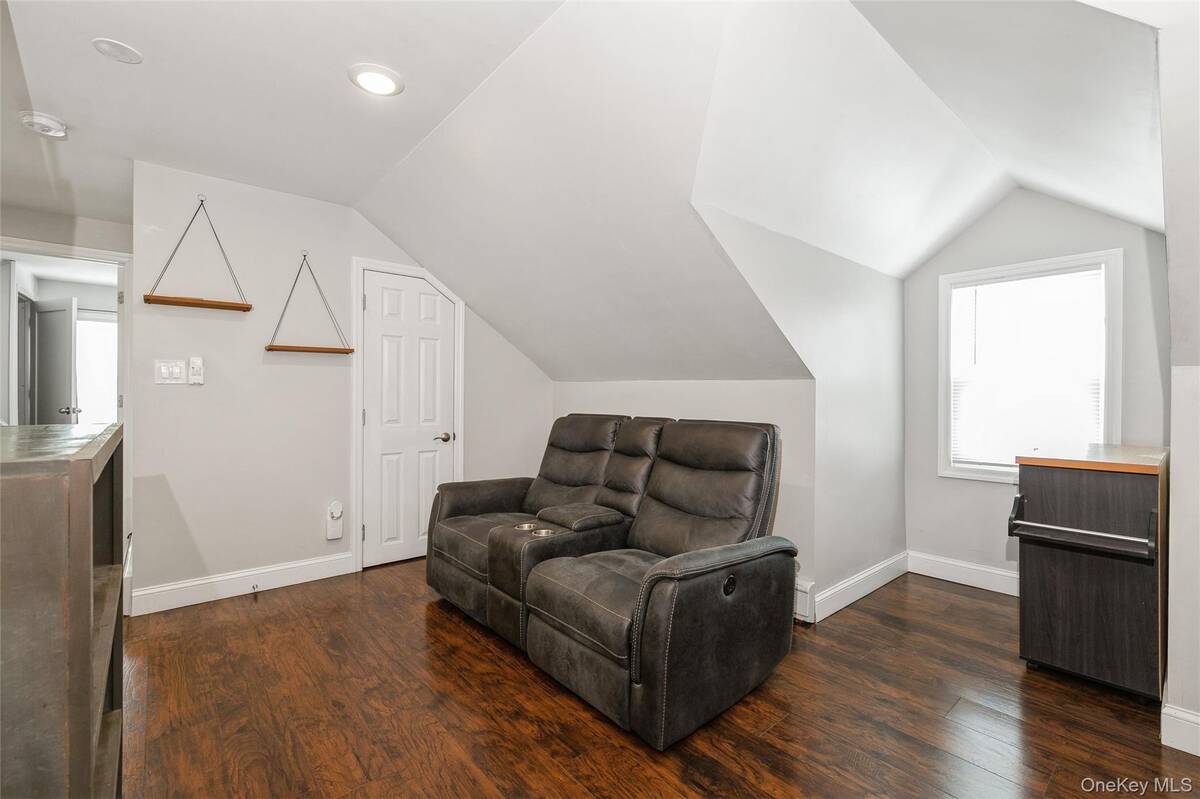 39 Bay Shore Avenue, Bay Shore, NY, 11706