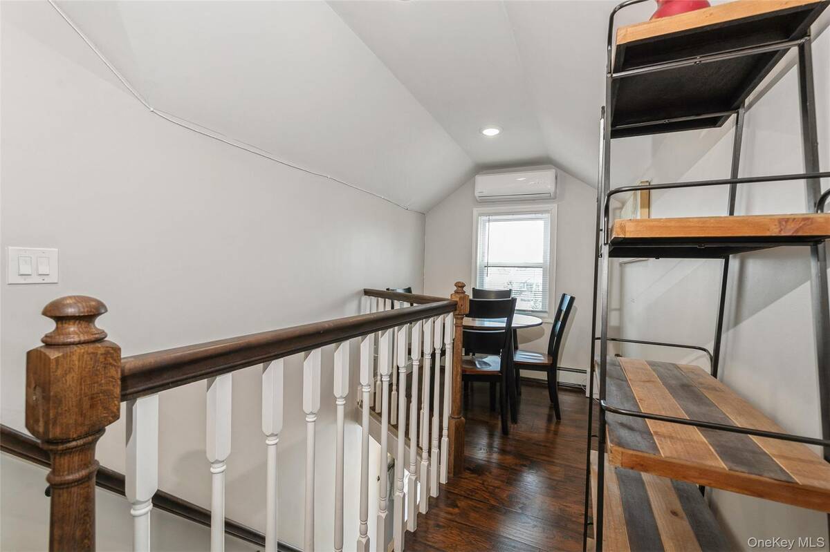 39 Bay Shore Avenue, Bay Shore, NY, 11706