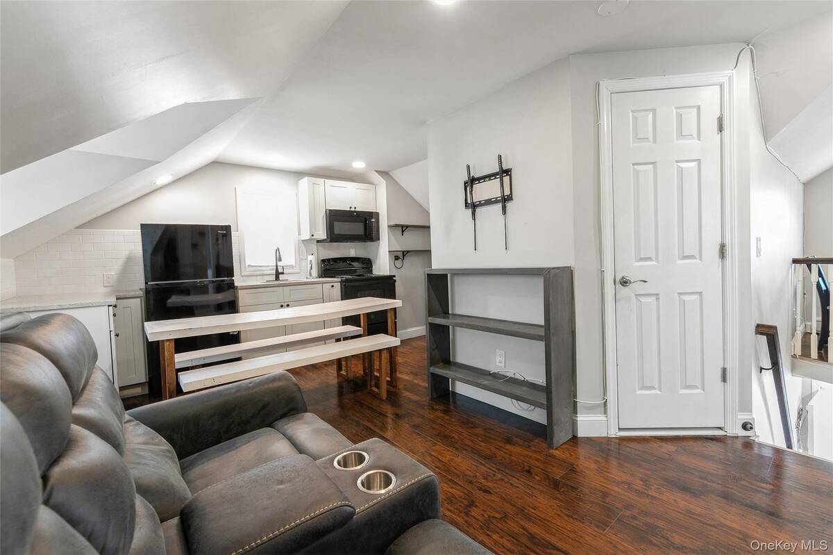 39 Bay Shore Avenue, Bay Shore, NY, 11706