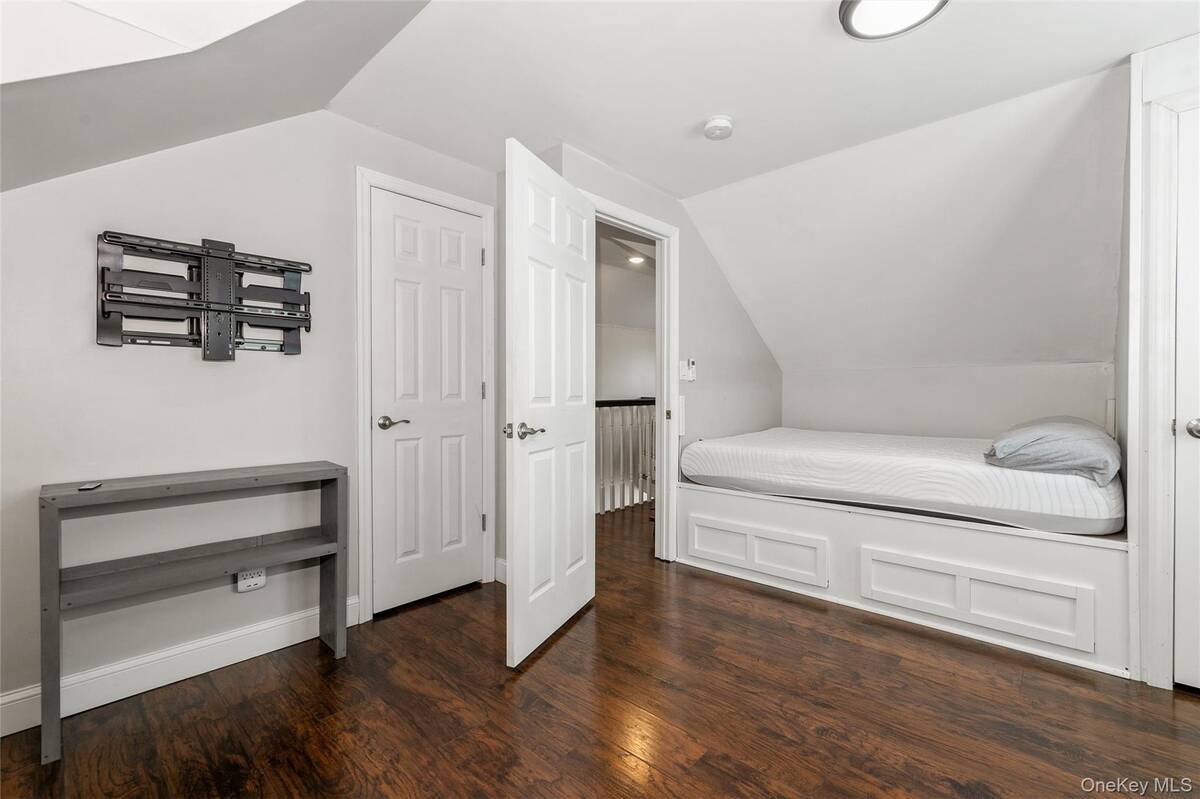 39 Bay Shore Avenue, Bay Shore, NY, 11706