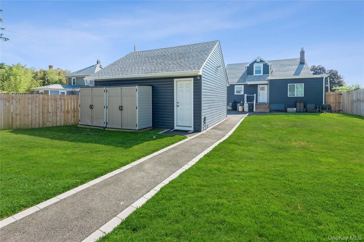 39 Bay Shore Avenue, Bay Shore, NY, 11706